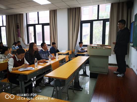 说明: C:\Users\pingqinqin\Desktop\学生会\2019学术月\自主学习交流竞赛\评委认真评审.jpg